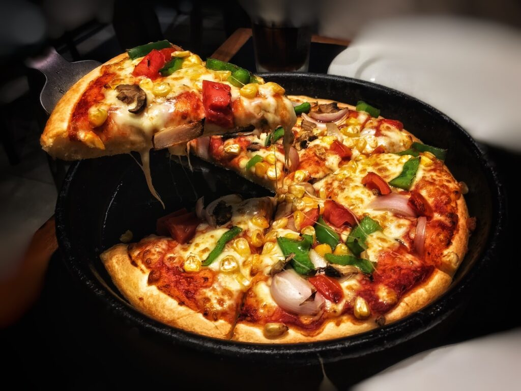 Deep pan pizza over bål