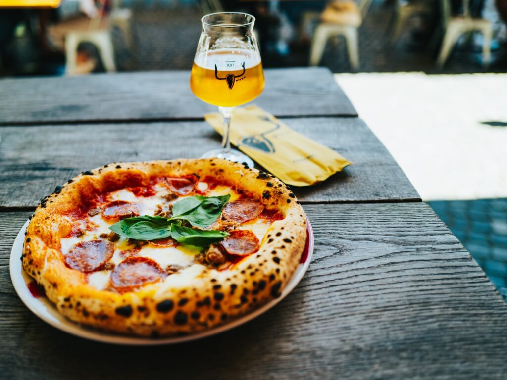 Pizza over bål med peperoni